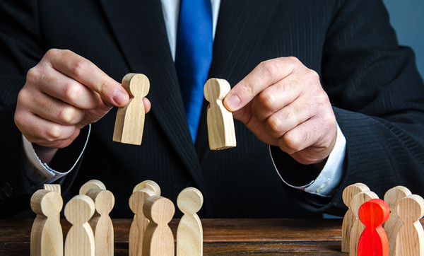 如何（hé）根據行業和市場狀況進行薪酬調整？