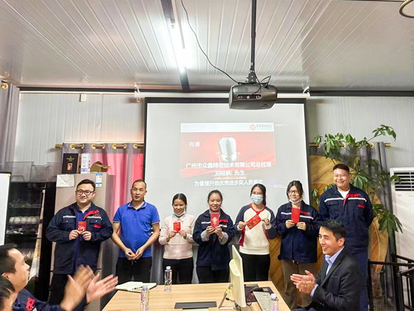 眾鑫精密總經理劉裕帆先生（右（yòu））頒發管理升級優秀進步獎（jiǎng）