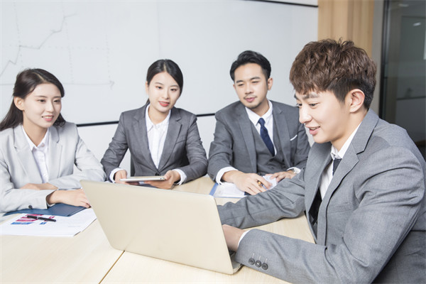 薪酬與員工發展：促進員工成長（zhǎng），提高工作動力