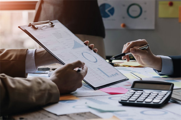 製定年度預算時，如何兼顧創新投入與成本控製？