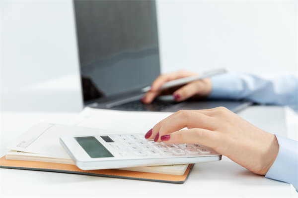 市場環境突變時，企業如何靈活調整預算策略（luè）以應對？