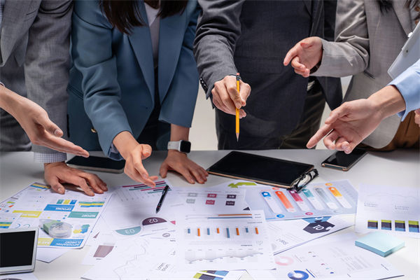 在跨部門預算協調中，如何克服溝通（tōng）障礙，達成共識？