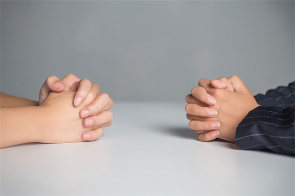 在薪酬（chóu）談判中，如何把握員工的心理預期和企業底線？