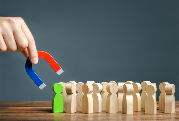 行業薪（xīn）酬競爭激烈，企業怎樣優化薪酬（chóu）吸引頂尖人才？