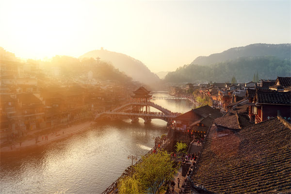 戰略（luè）規劃分析（xī）：村民不滿古鎮收門票，指引遊客逃票