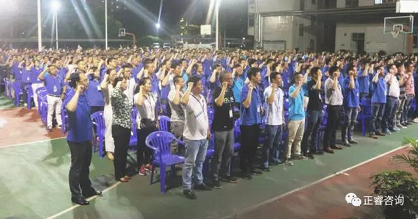 德永佳公司總經理吳（wú）武平先生現場引領（lǐng）全體（tǐ）管理人員莊（zhuāng）嚴宣誓