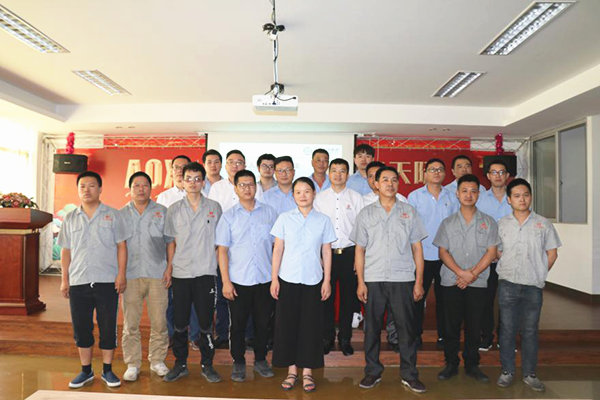 會議參（cān）與人員進行合影留念