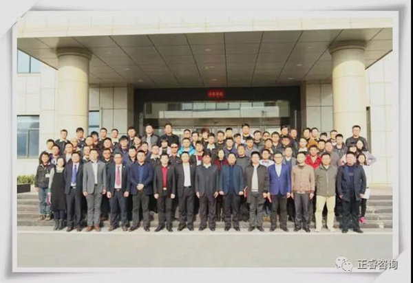 晨光中高層管理幹部與www.17c老師（shī）合影留念