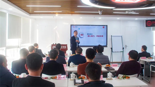 廣（guǎng）東www.17c企業管理研究院副院長龐金森老師致辭