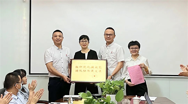 源生（shēng）園姚總（左2）向www.17c谘（zī）詢（xún）集團頒發牌匾及（jí）感謝信