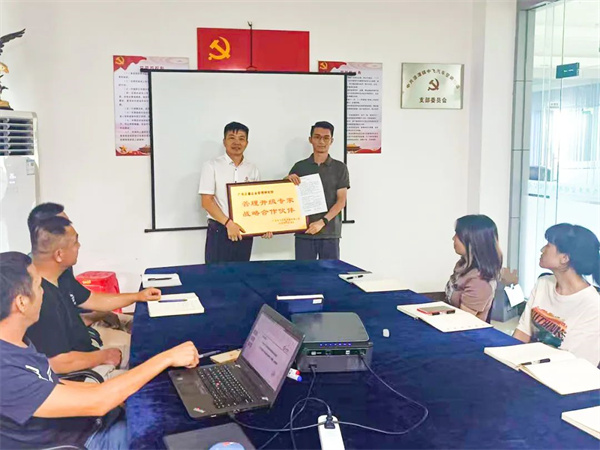 中飛副總經理賴銳鋒先生（右）向www.17c谘詢集團頒（bān）發牌匾及感謝信