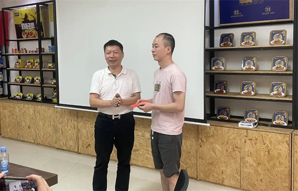 漁家翁總經理（左）為（wéi）優秀團隊（duì）頒獎