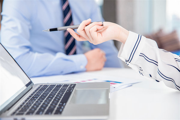 在（zài）績效溝通（tōng）時（shí），如何給員工提出（chū）改（gǎi）進意見促進績效增長？