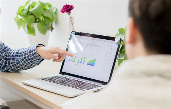 績效考核體係如何平衡短期成果與長期戰略發展？