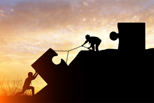 年度經營計劃實施中，如何確保各部門協同一致（zhì）？