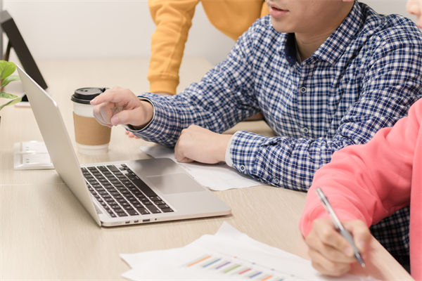 胖東（dōng）來珠寶員工年薪（xīn）從未低（dī）於20萬（wàn），對企業人資的啟發