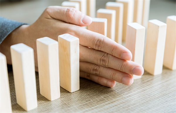 在年度經營計劃中，如何有效識（shí）別並應對潛在（zài）風險？