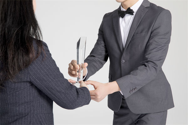 如何（hé）利用薪（xīn）酬績效激勵（lì），促進跨部門合作與協調？