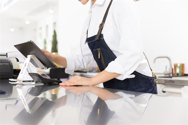 29歲女演員回應在餐（cān）廳（tīng）當服務（wù）員，人力（lì）資源怎（zěn）麽（me）看？