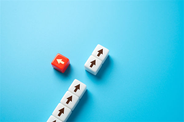 青島一環衛工將垃圾掃進大海被開除